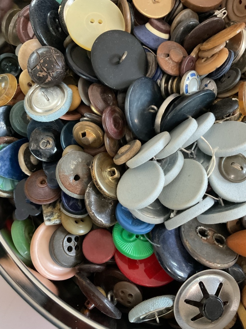 Mixed Sewing Buttons in Tin - Multicolor Craft Supply 3 Pounds - Picture 6 of 7